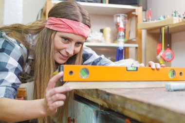 Bir atölyede çalışan genç bir kadın.