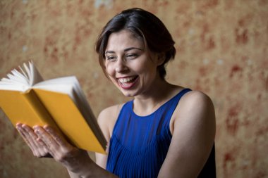 Kitap okuyan bir kadın.