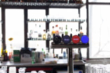 İçkiler ve bardaklarla dolu bulanık bar arkaplanı