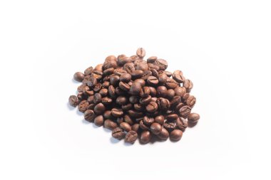 Bir yığın kahve çekirdeği beyaz üzerine izole edilmiş.