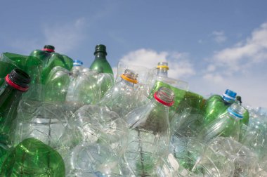 Çöp yığını boş plastik şişeler