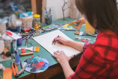 Çizim dersindeki genç kadın.