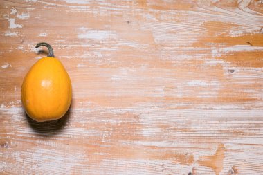 Ahşap yüzeyde gösterilen kabak görünümünün üstünde
