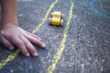 Çocuk parkında küçük sarı bir araba.