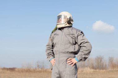 Savaş pilotu uçuşa hazırlanıyor.