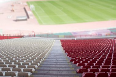 Stadyumdaki kırmızı ve beyaz koltuklar