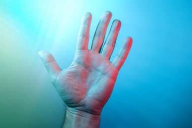 Ellerini aç ve parmaklarını aç