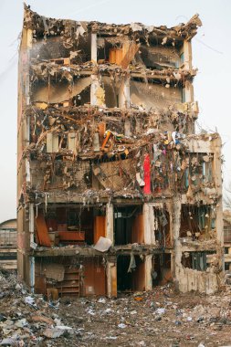Yıkılmış bina cephesi görüntüsü