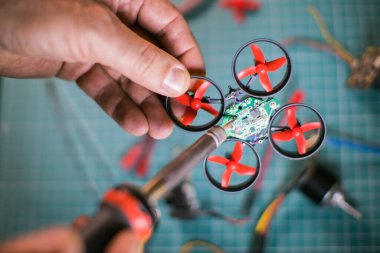 Mikro helikopter onarılıyor ve monte ediliyor