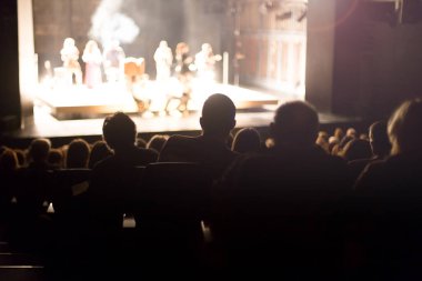 Tiyatro seyircisi oyunu izliyor