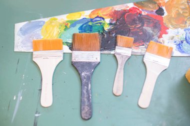 Yeşil masadaki boya fırçaları