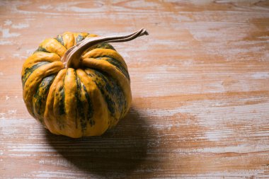 Tahta yüzeyde turuncu balkabağının yan görüntüsü