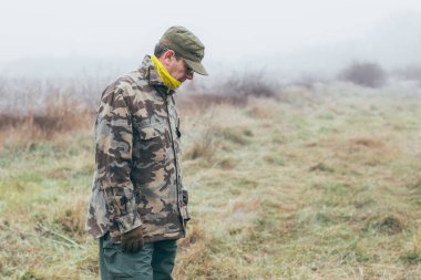 Depresyondan muzdarip asker yere bakıyor.