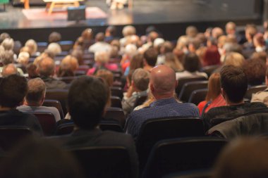 Seyirciler tiyatroda oyun izliyor.