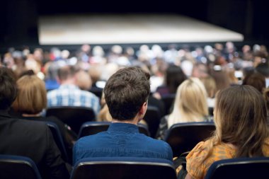 Tiyatroda oynayan insanlar.