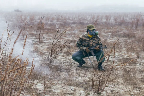 Soldat Mit Gasmaske Hockt Neben Rauchbombe — Stockfoto