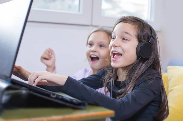 Twee Kleine Meisjes Genieten Van Het Gebruik Van Internet Laptop — Stockfoto