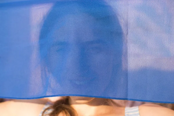 Портрет Молодой Женщины Прозрачным Голубым Платком — стоковое фото