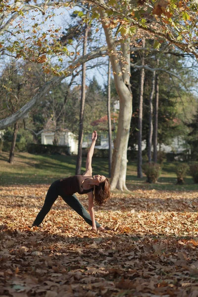 Mujer Joven Haciendo Yoga Aire Libre — Foto de Stock