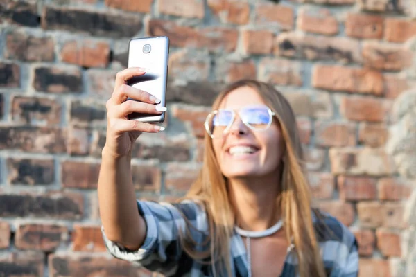 Porträtt Ung Kvinna Som Tar Selfie — Stockfoto