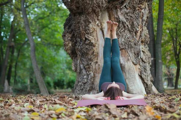 Young Woman Doing Exercise Outdoors — Stock Photo, Image