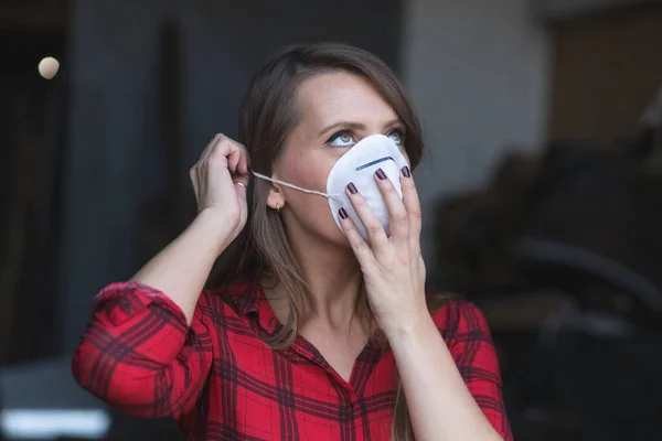 Wanita Muda Menempatkan Topeng Wajah Untuk Udara Tercemar Saat Keluar — Stok Foto