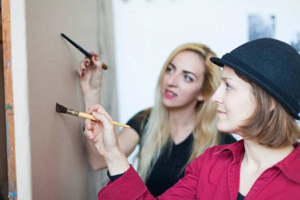 两个参加绘画课的年轻女子 — 图库照片