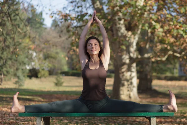 Joven Mujer Haciendo Pájaro Yoga Pose Parque — Foto de Stock