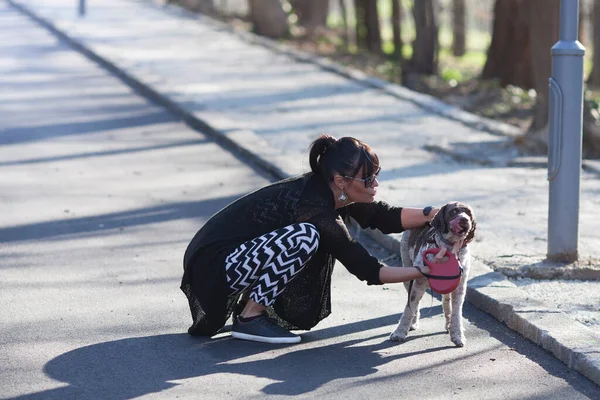 Jeune Femme Câlinant Son Chien Dans Rue — Photo