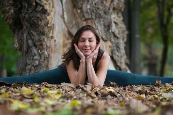 Mujer Joven Haciendo Yoga Junto Árbol — Foto de Stock