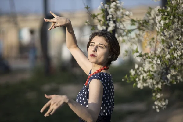 Портрет Молодой Женщины Танцующей Открытом Воздухе — стоковое фото