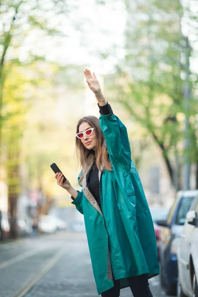 Ung Kvinna Som Använder Mobiltelefon För Att Ringa Efter Taxi — Stockfoto