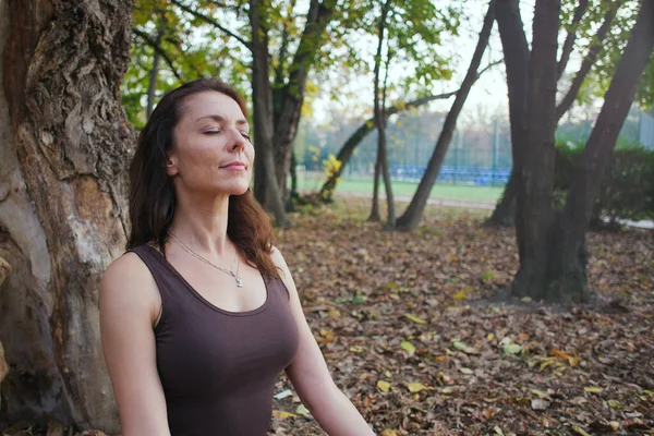 Jovem Mulher Meditando Livre Lado Árvore — Fotografia de Stock