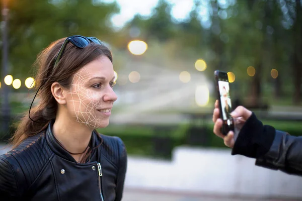 Ansiktsigenkänning Teknik Aktiveras När Tar Ett Foto Ung Kvinna Med — Stockfoto