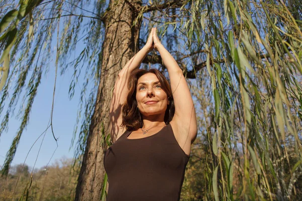 Mujer Joven Practicando Yoga Aire Libre — Foto de Stock