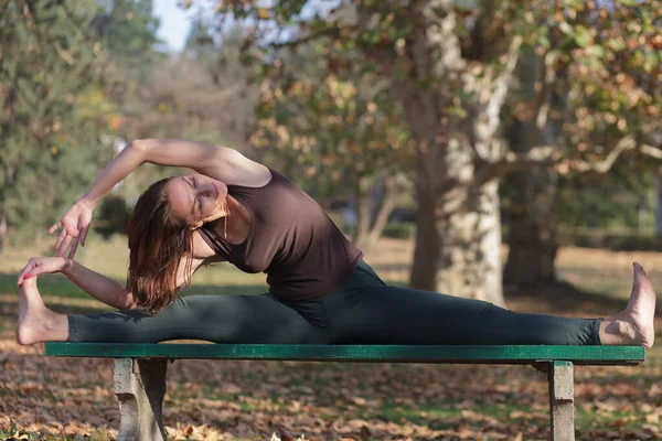 Молода Жінка Робить Обернений Кут Сидіння Йога Позує Відкритому Повітрі — стокове фото