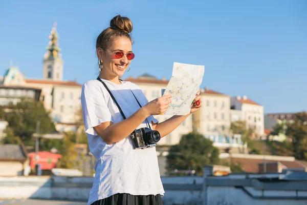 Sırbistan Belgrad Kentini Ziyaret Eden Genç Bayan Turist Haritaya Bakıyor — Stok fotoğraf