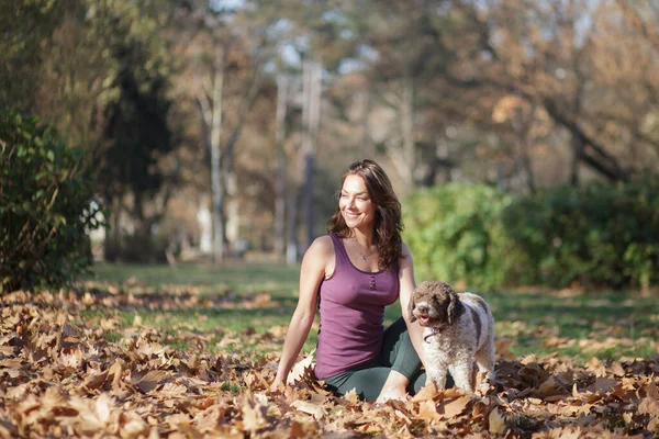 Young Woman Practicing Yoga Outdoors Her Dog — Stock Photo, Image