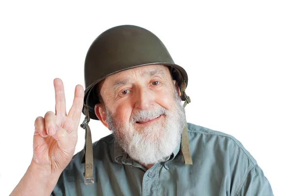 Senior Soldat Veteran Zeigt Friedenszeichen Isoliert Auf Weißem Hintergrund — Stockfoto
