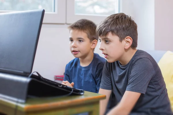 Zwei Kleine Jungen Mit Dem Internet Auf Dem Laptop — Stockfoto