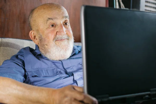 Alter Mann Arbeitet Seinem Laptop — Stockfoto