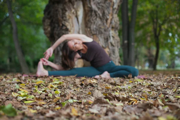Joven Mujer Haciendo Girado Sentado Ángulo Yoga Pose — Foto de Stock