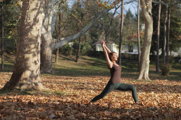Joven Mujer Haciendo Media Luna Variación Yoga Pose Aire Libre — Foto de Stock
