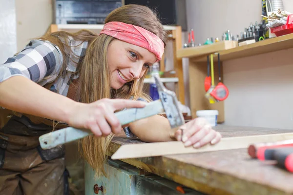 Atölyede çalışan genç bir kadın.