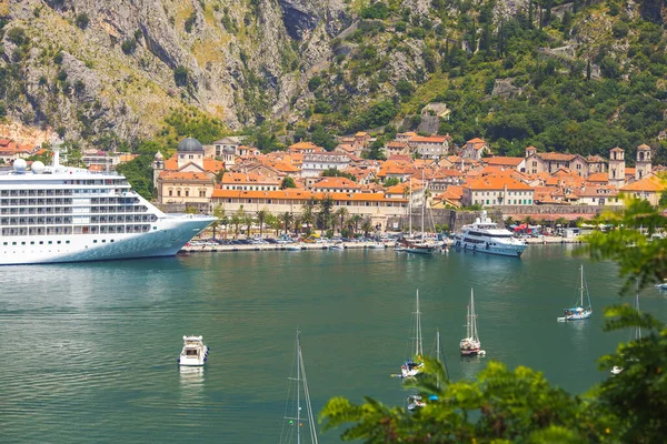 Karadağ 'ın eski Kotor kentinin manzarası