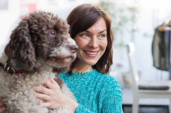 Belle Femme Posant Avec Son Chien — Photo