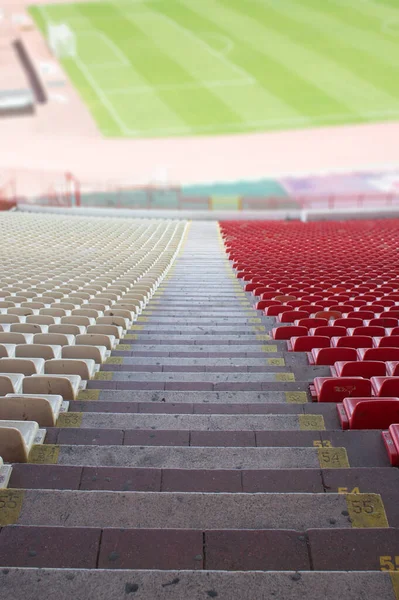 Piros Fehér Székek Stadionban — Stock Fotó