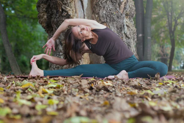 Joven Mujer Haciendo Girado Sentado Ángulo Yoga Pose Aire Libre — Foto de Stock