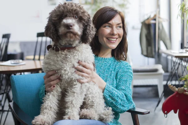 Belle Femme Posant Avec Son Chien — Photo