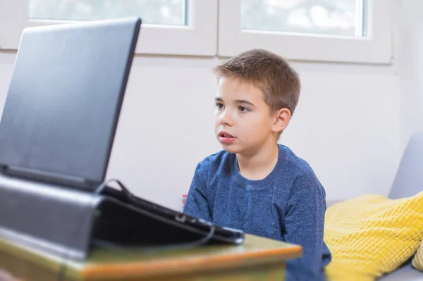 Junge Benutzt Computer Hause — Stockfoto